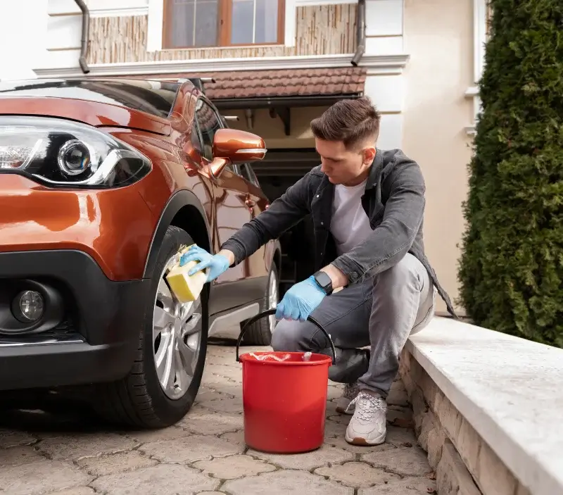 Lavage auto à domicile Saint-Martin-en-Bresse : professionnel intervenant sur un véhicule